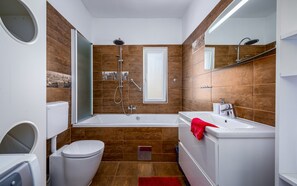 Badewanne, Haartrockner, Bidet, Handtücher
