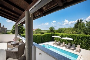 Outdoor dining - Beautiful holiday home with heated swimming pool, summer kitchen, WiFi, grill (Vodnjan)
