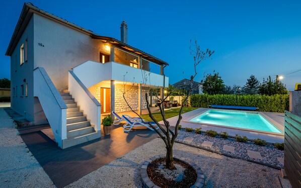 Een buitenzwembad, een verwarmd zwembad