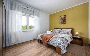 5 slaapkamers, een kluis op de kamer, een strijkplank/strijkijzer, wifi