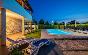 Een buitenzwembad, een verwarmd zwembad