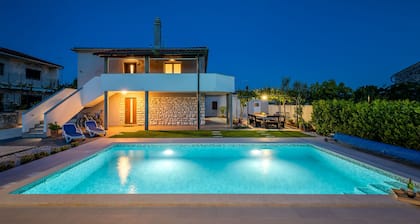 Hermosa casa de vacaciones con piscina climatizada, cocina de verano, WiFi, parrilla