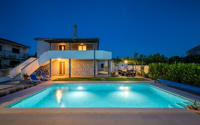 Beautiful holiday home with heated swimming pool, summer kitchen, WiFi, grill