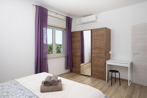 5 bedrooms, in-room safe, iron/ironing board, WiFi - Beautiful holiday home with heated swimming pool, summer kitchen, WiFi, grill (Vodnjan)