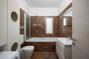 Bathtub, hair dryer, bidet, towels - Beautiful holiday home with heated swimming pool, summer kitchen, WiFi, grill (Vodnjan)
