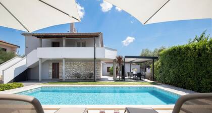 Beautiful holiday home with heated swimming pool, summer kitchen, WiFi, grill