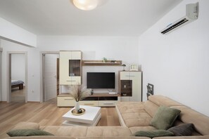 TV, DVD player, mesa de pingue-pongue, aparelho de som