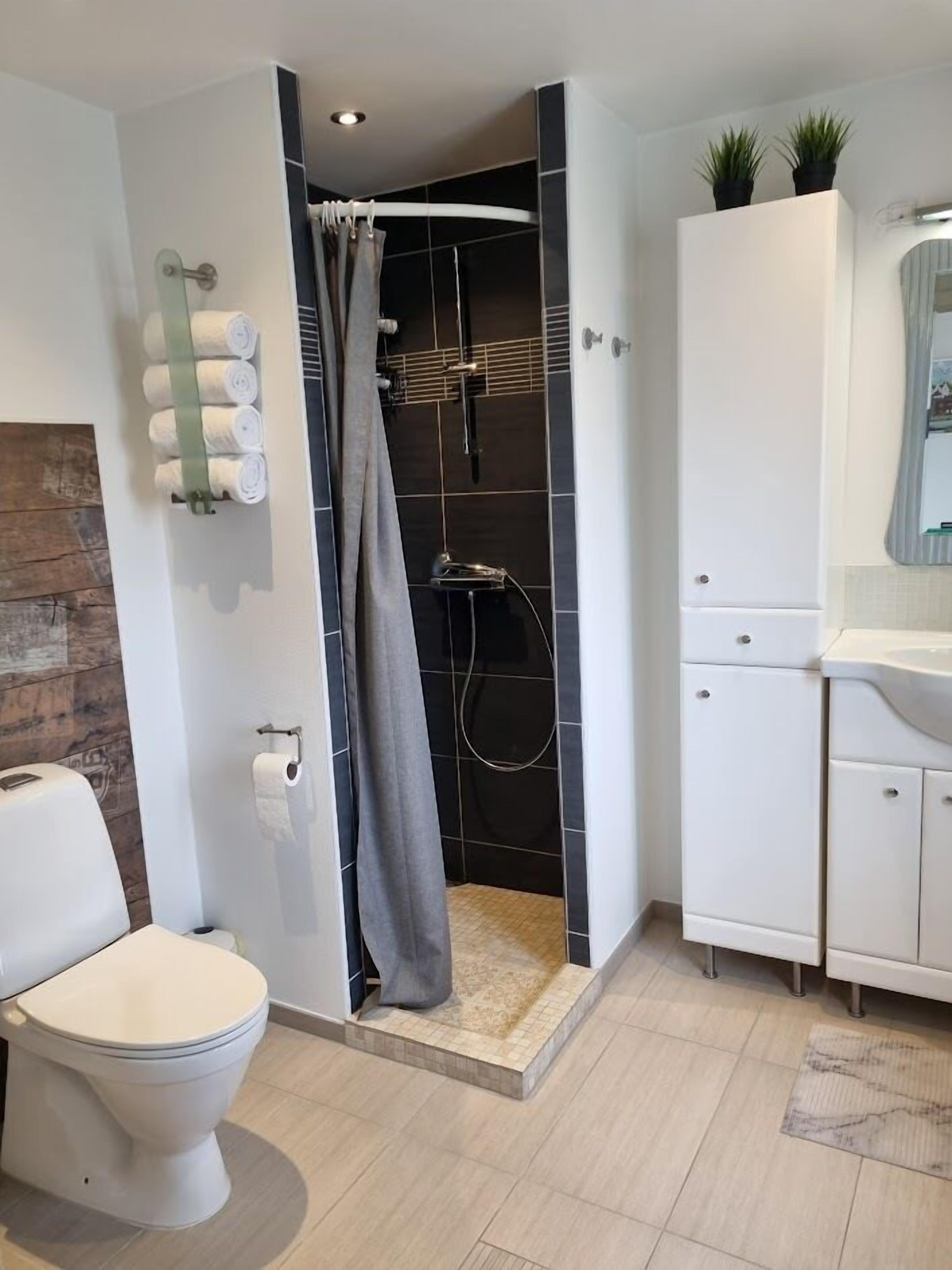 Deluxe Studio Suite, Multiple Beds, Non Smoking, Garden View | Bathroom | Shower, free toiletries, hair dryer, bathrobes