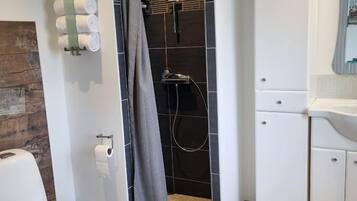 Deluxe Studio Suite, Multiple Beds, Non Smoking, Garden View | Bathroom | Shower, free toiletries, hair dryer, bathrobes
