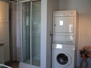 Family Apartment, Non Smoking, Garden View | Bathroom