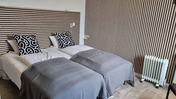 Studio Suite Deluks, Beberapa Tempat Tidur, Bebas Asap Rokok, pemandangan kebun | Seprai premium, meja kerja, tirai kedap cahaya, dan kedap suara