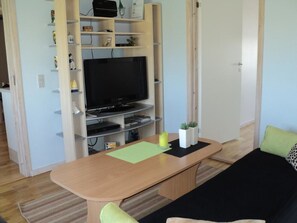 Apartament familiar, no fumadors, vistes al jardí | Televisor