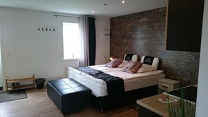 Suíte estúdio luxo, várias camas, para não fumantes, vista para o jardim | Roupas de cama premium, escrivaninha, cortinas blackout