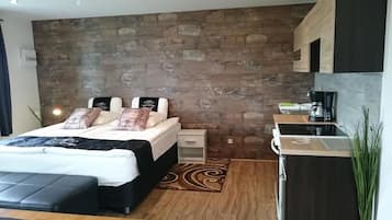 Deluxe Studio Suite, Multiple Beds, Non Smoking, Garden View