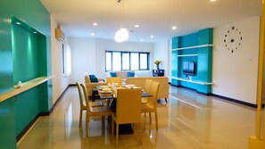 Departamento de lujo, 3 habitaciones, para no fumadores, baño en la habitación | Servicio a la habitación