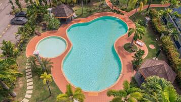 2 ulkouima-allasta avoinna 8.00–20.00, aurinkotuoleja