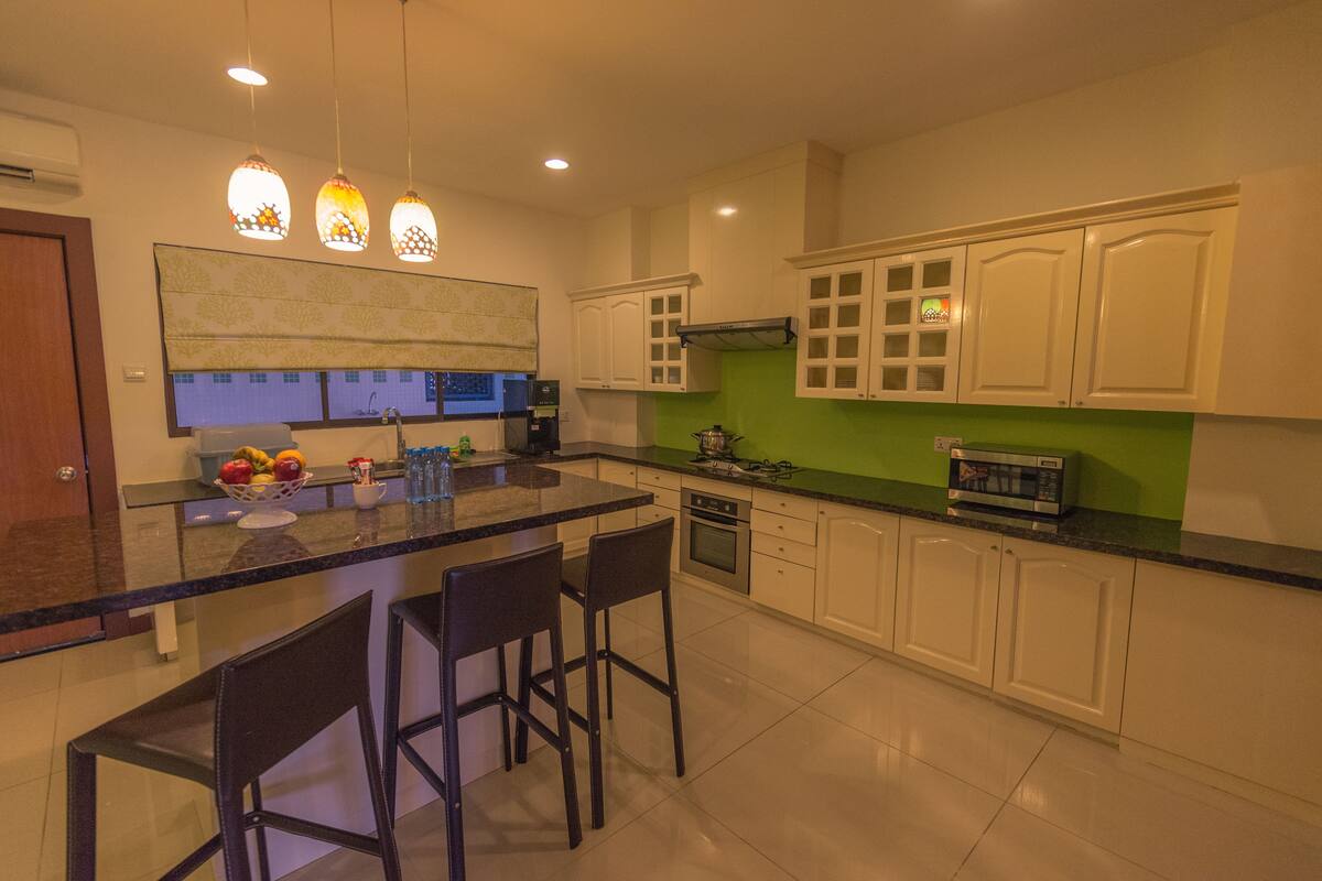 basic apartment, multiple beds, non smoking | private kitchen | full-sized fridge, microwave, oven, stovetop