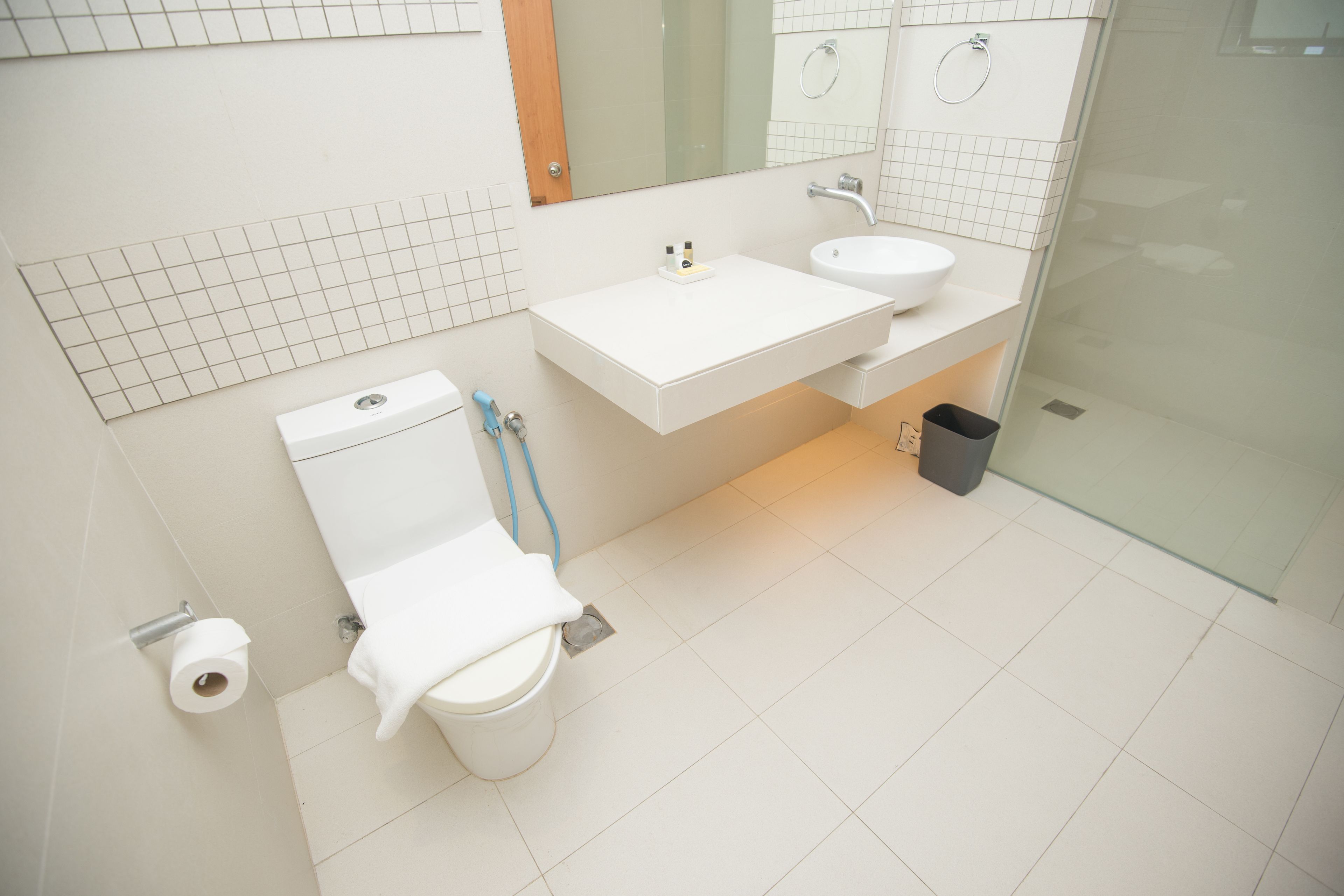 basic apartment, multiple beds, non smoking | bathroom sink