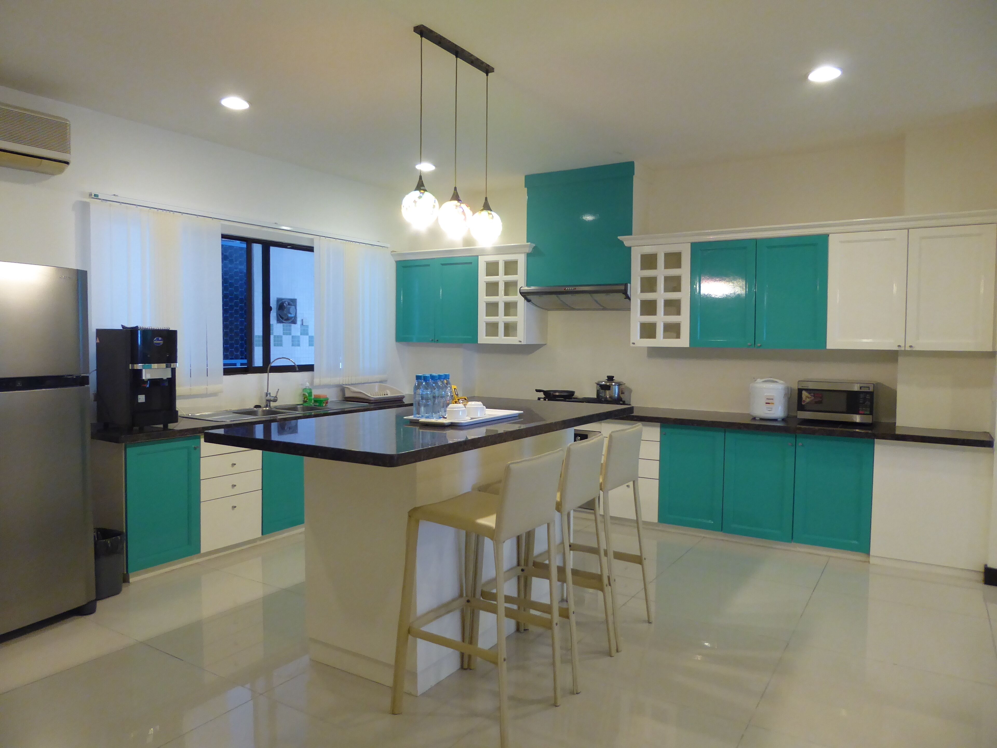 luxury apartment, 3 bedrooms, non smoking, ensuite | private kitchen | full-sized fridge, microwave, oven, stovetop
