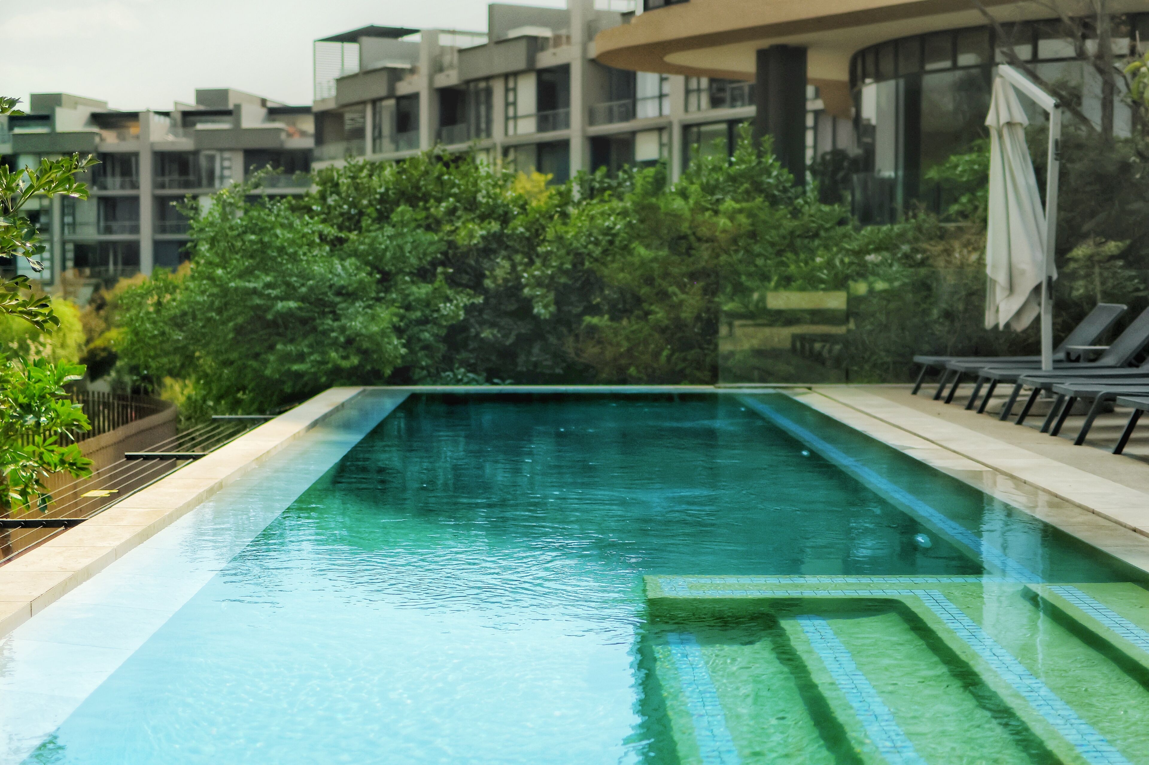 室內游泳池和2 座室外游泳池，開放時間為 09:00 至 18:00，提供泳池遮陽傘和日光浴躺椅