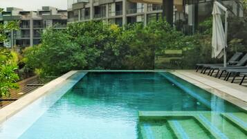 Una piscina techada, 2 piscinas al aire libre, sombrillas