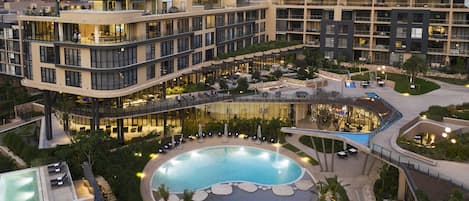 Piscine couverte, 2 piscines extérieures, parasols de plage