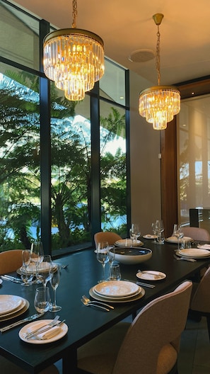 2 restaurants servant le petit déjeuner, le déjeuner et le dîner