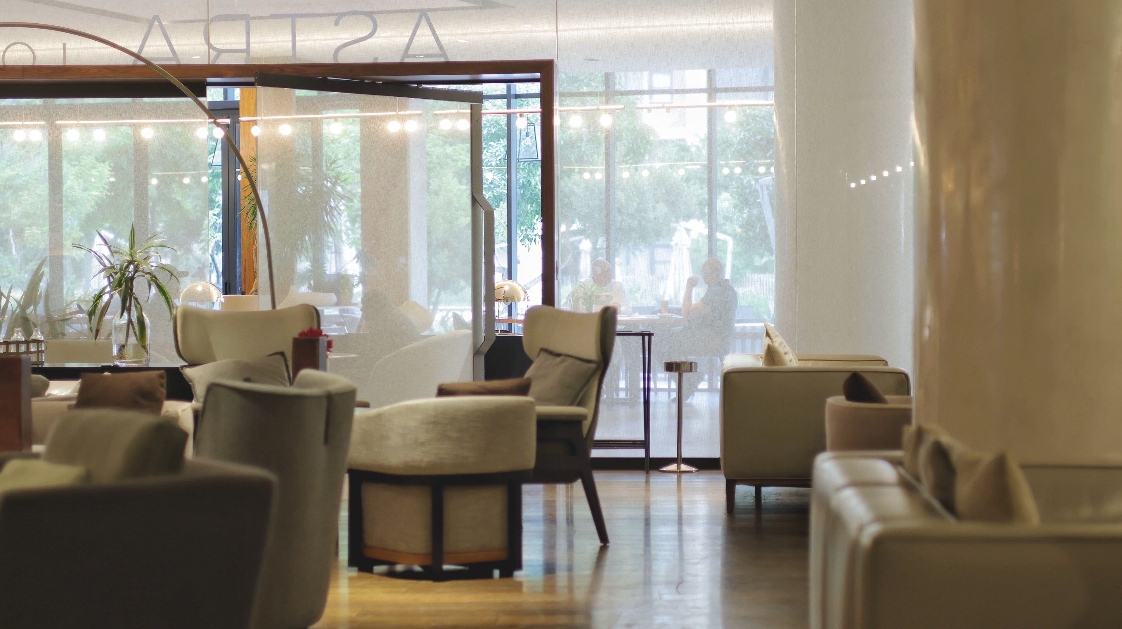 serves breakfast, lunch and dinner