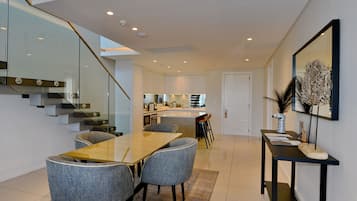 Luxe penthouse, 2 slaapkamers | Woonruimte | Flatscreentelevisie, Netflix en streamingdiensten
