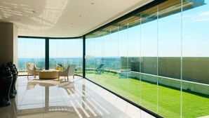 A spacious balcony with a clear view of the cityscape. - The Houghton Hotel, Spa, Wellness & Golf (Johannesburg)