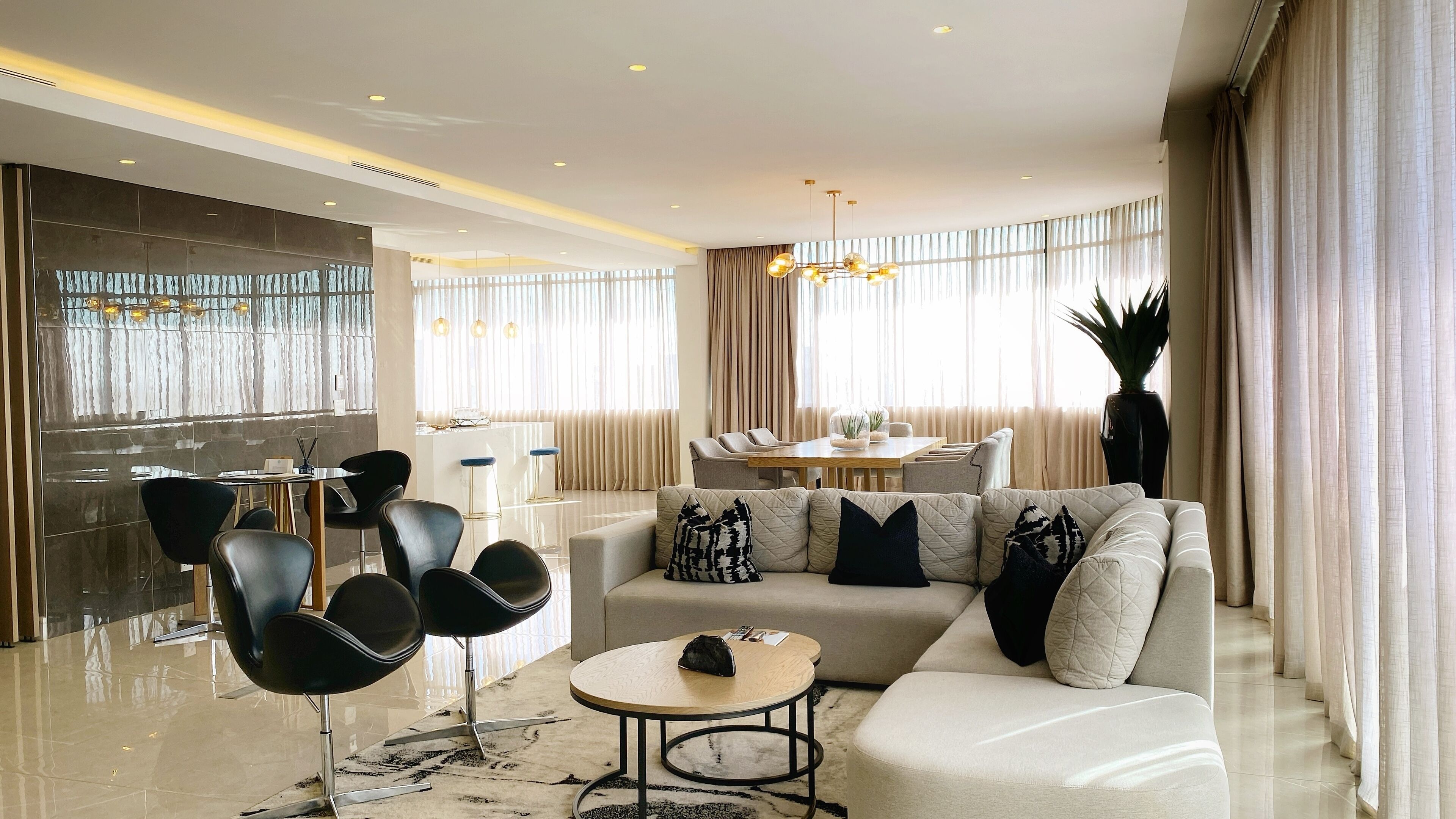 Royal Penthouse | Living area | Flat-screen TV, Netflix, streaming services