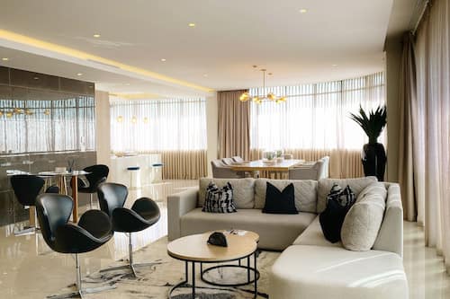 Royal Penthouse | Living area | Flat-screen TV, Netflix, streaming services