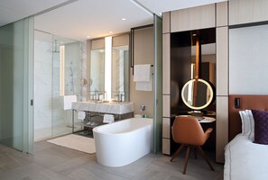 Standard-Zweibettzimmer | Badezimmer | Badewanne und Dusche (separat), Hausschuhe, Handtücher