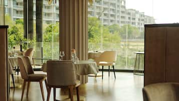 2 restaurantes; se sirven desayunos, comidas, cenas y brunch