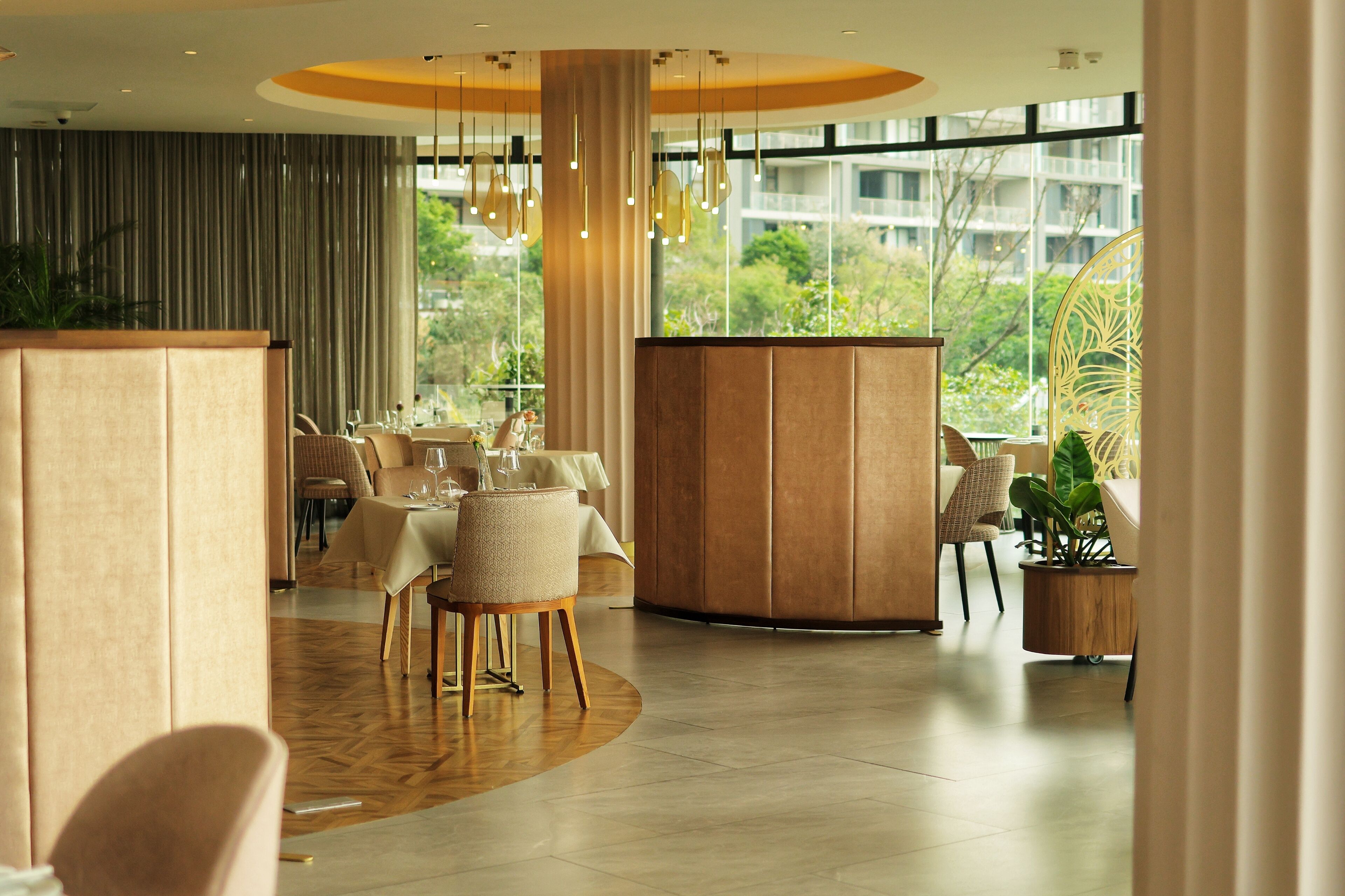 2 restaurants; breakfast, lunch, dinner and brunch served 
