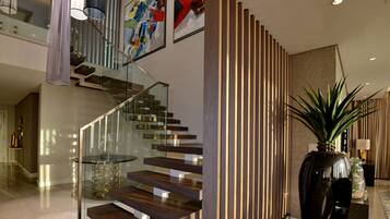 Signature Penthouse | Living area | Flat-screen TV, Netflix, streaming services