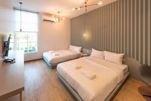 Family Quadruple Room with Shared Bathroom | Free WiFi, bed sheets - Boxpackers Hostel Phranakorn (Bangkok)