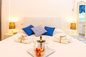 3 عدّة غرف نوم وخزنة داخل الغرفة ومكواة/لوح كي وسرير سفر