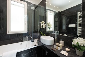 花灑/浴缸組合、風筒、坐浴桶、提供毛巾