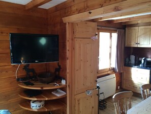 LED-Fernseher, DVD-Player, Bücher, Musikbibliothek