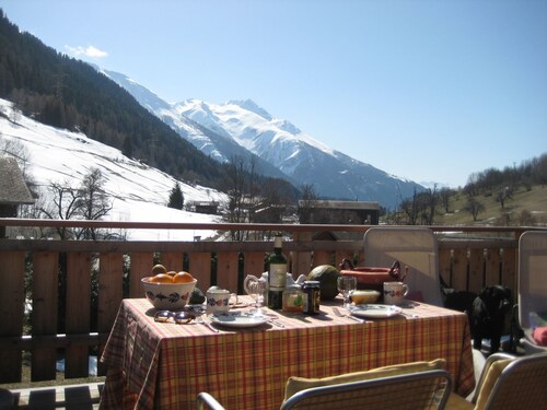 Charmantes Chalet im authentischen Dorf mit großer Sonnenterrasse und herrlicher Aussicht