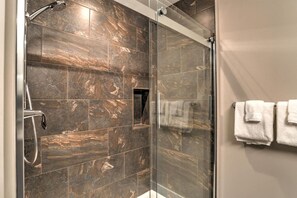 Hair dryer, towels - Bring Your Pets to this Spacious Condo (Asheville)
