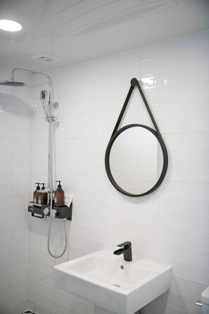 Camera Deluxe | Bagno | Doccia, set di cortesia gratuito, asciugacapelli, accappatoio