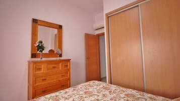 1 slaapkamer, een kluis op de kamer, een strijkplank/strijkijzer