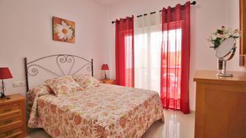 1 slaapkamer, een kluis op de kamer, een strijkplank/strijkijzer