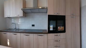 Frigorifero, microonde, forno, piano cottura