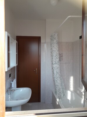 Een bad/douchecombinatie, gratis toiletartikelen, een haardroger