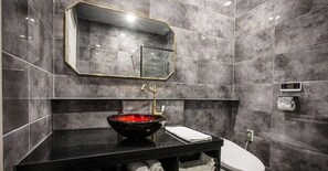 Penthouse panorámico, 2 habitaciones, para no fumadores, vista al océano | Baño | Regadera, amenidades de baño gratuitas, secadora de cabello, batas 