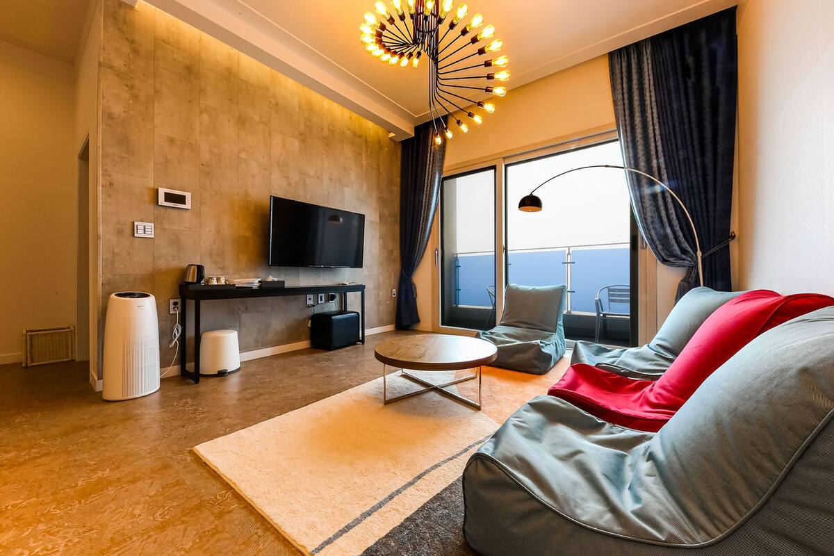 panoramic penthouse, 2 bedrooms, non smoking, ocean view | living room | 40-inch smart tv with satellite channels, tv, pay films