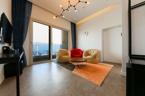 Deluxe Suite, 1 Bedroom, Non Smoking, Ocean View | Living room